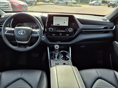 Used 2024 Toyota Highlander XSE FWD image 9
