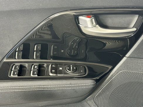 Used 2020 Kia Niro LXS FWD image 17