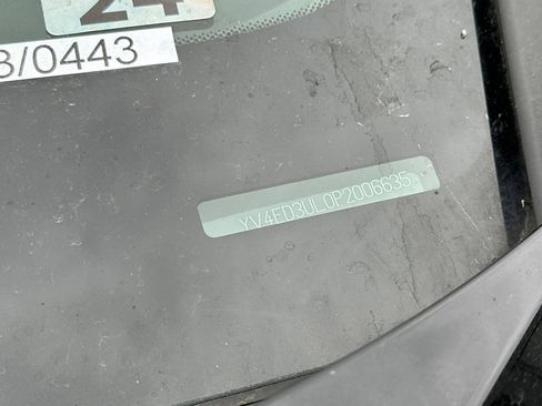 Used 2023 Volvo XC40 Recharge Plus image 2