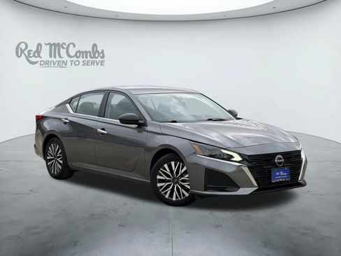 Used 2025 Nissan Altima 2.5 SV FWD image 1