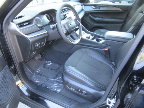 New 2025 Jeep Grand Cherokee Altitude image 21