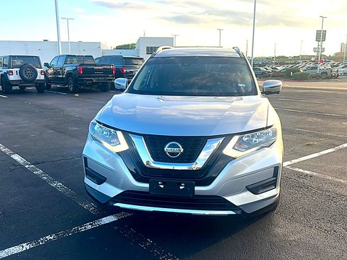 Used 2020 Nissan Rogue SV w/ Premium Package FWD image 2