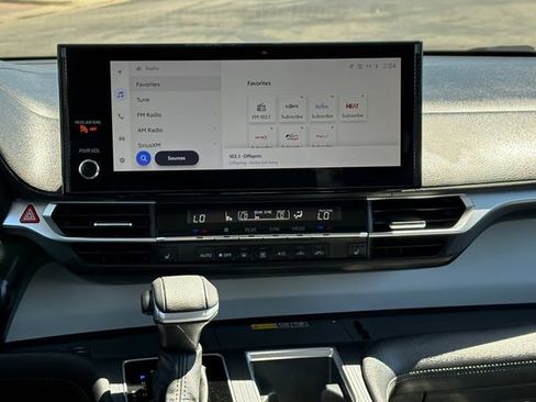 Used 2025 Toyota Sienna XLE FWD image 18