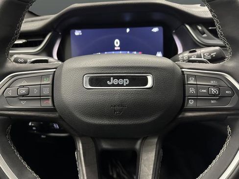 Used 2024 Jeep Grand Cherokee Limited w/ Luxury Tech Group II image 17