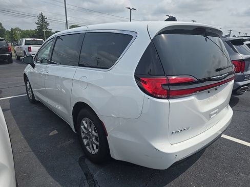 Used 2024 Chrysler Pacifica Touring-L FWD image 6