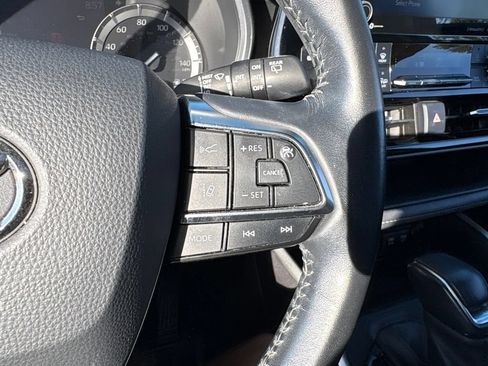 Used 2021 Toyota Highlander XLE AWD/4WD image 20