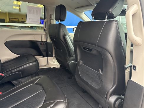 Used 2024 Chrysler Pacifica Touring-L image 12