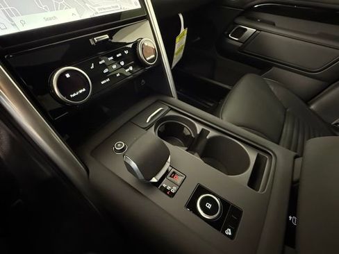 Certified 2025 Land Rover Discovery S image 20