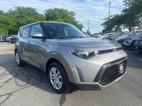 Used 2023 Kia Soul LX FWD image 3