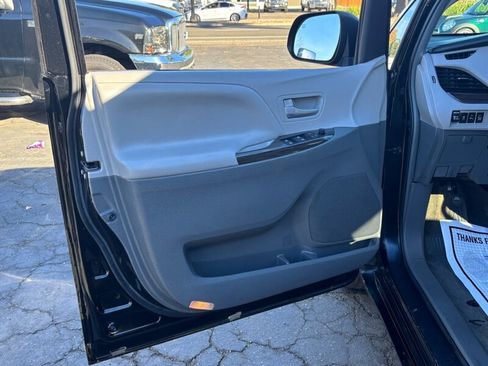 Used 2017 Toyota Sienna XLE 7-Passenger image 16