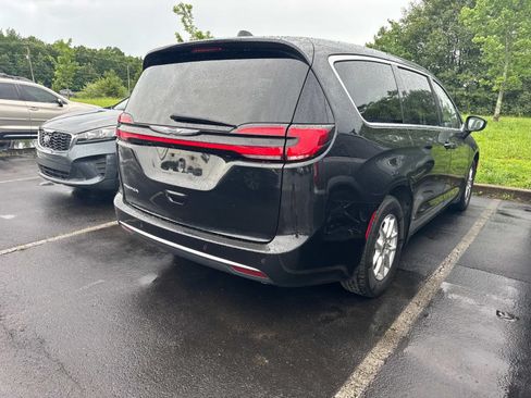 Used 2023 Chrysler Pacifica Touring FWD image 11