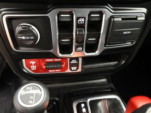 Used 2023 Jeep Wrangler Unlimited Rubicon w/ Cold Weather Group AWD/4WD image 15