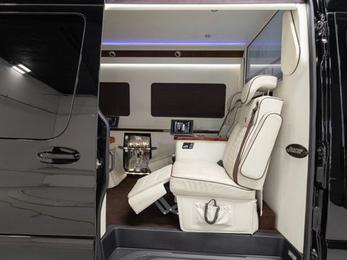 Used 2019 Mercedes-Benz Sprinter 2500 w/ Premium Package image 60