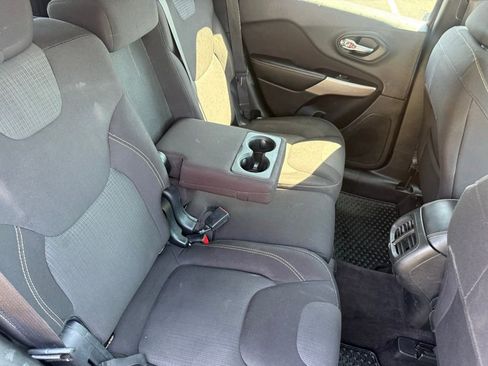Used 2017 Jeep Cherokee Latitude w/ Cold Weather Group AWD/4WD image 51