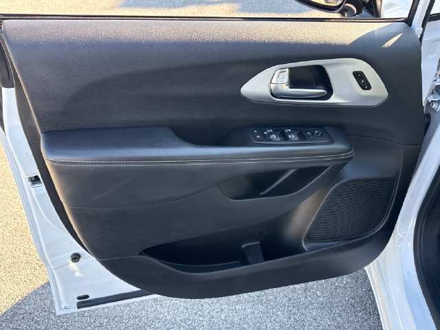 Used 2025 Chrysler Pacifica Limited FWD image 24