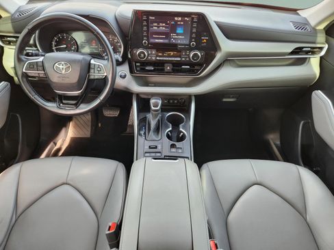 Used 2020 Toyota Highlander XLE image 32