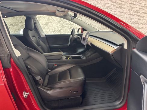 Used 2022 Tesla Model Y Long Range image 11