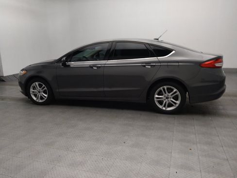 Used 2018 Ford Fusion SE w/ Fusion SE Technology Package FWD image 3