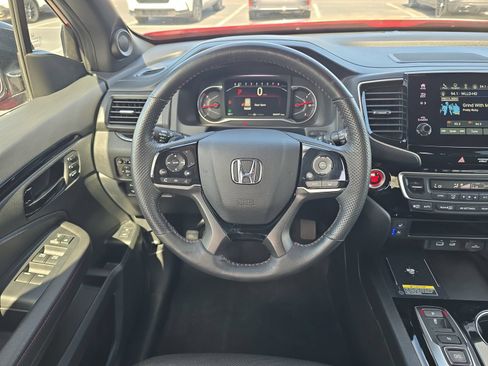 Certified 2025 Honda Passport Black Edition image 10