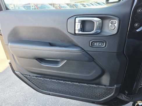 Used 2025 Jeep Wrangler Unlimited Sahara image 34