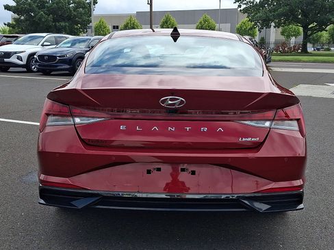 Certified 2023 Hyundai Elantra Limited w/ Preferred Accessory Package FWD image 4