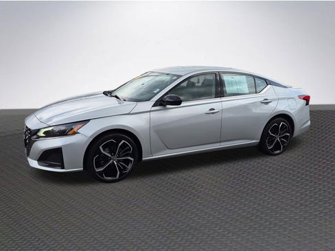 Used 2024 Nissan Altima 2.5 SR AWD/4WD image 2