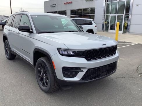 New 2025 Jeep Grand Cherokee Laredo image 2