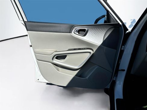 Used 2023 Kia Soul LX image 17
