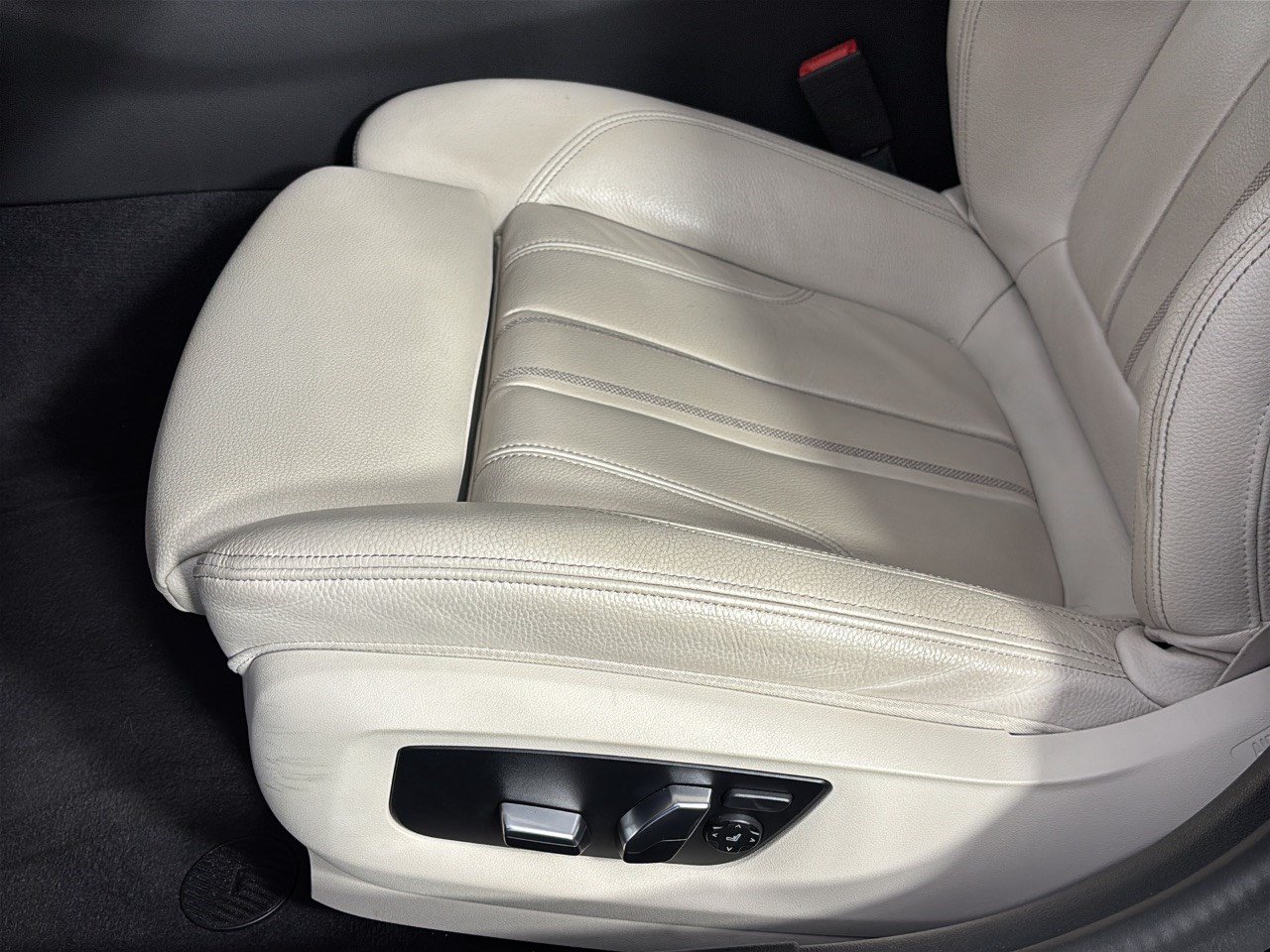 Used 2023 BMW 530i w/ Premium Package RWD image 16