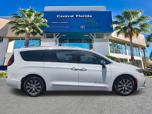 Certified 2023 Chrysler Pacifica Pinnacle FWD image 4