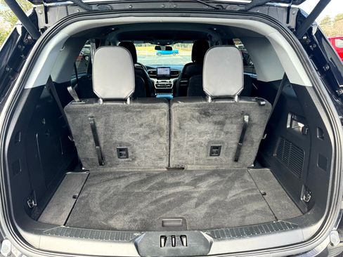 Used 2022 Ford Explorer XLT w/ Equipment Group 202A image 18