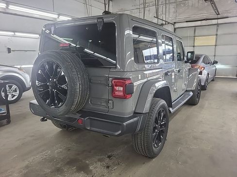 Used 2021 Jeep Wrangler Unlimited Sahara AWD/4WD image 3