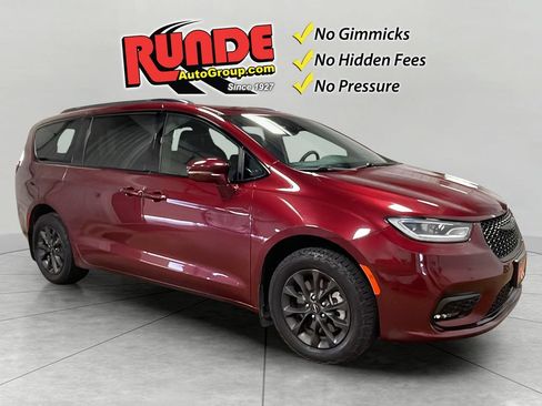 Used 2022 Chrysler Pacifica Touring-L w/ S Appearance Package AWD/4WD image 8