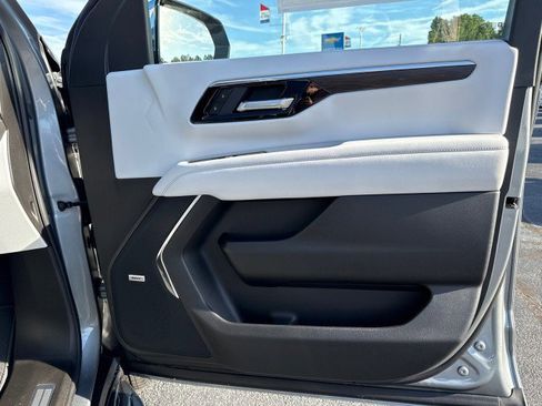 New 2025 Chevrolet Suburban Premier image 13