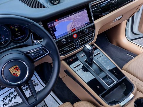 Certified 2026 Porsche Macan AWD/4WD image 19