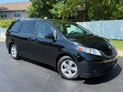 Used 2015 Toyota Sienna LE FWD image 1