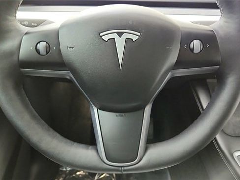 Used 2021 Tesla Model Y Long Range image 41