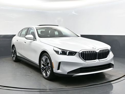 Certified 2025 BMW 530i xDrive w/ Premium Package image 9