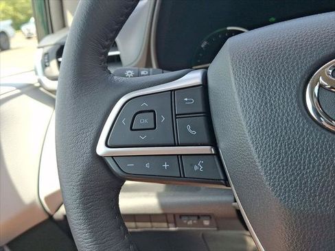 Certified 2025 Toyota Sienna XLE FWD image 18