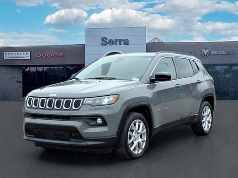 Used 2023 Jeep Compass Latitude image 3