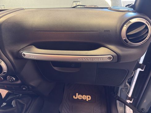 Used 2015 Jeep Wrangler Rubicon w/ Dual Top Group AWD/4WD image 21
