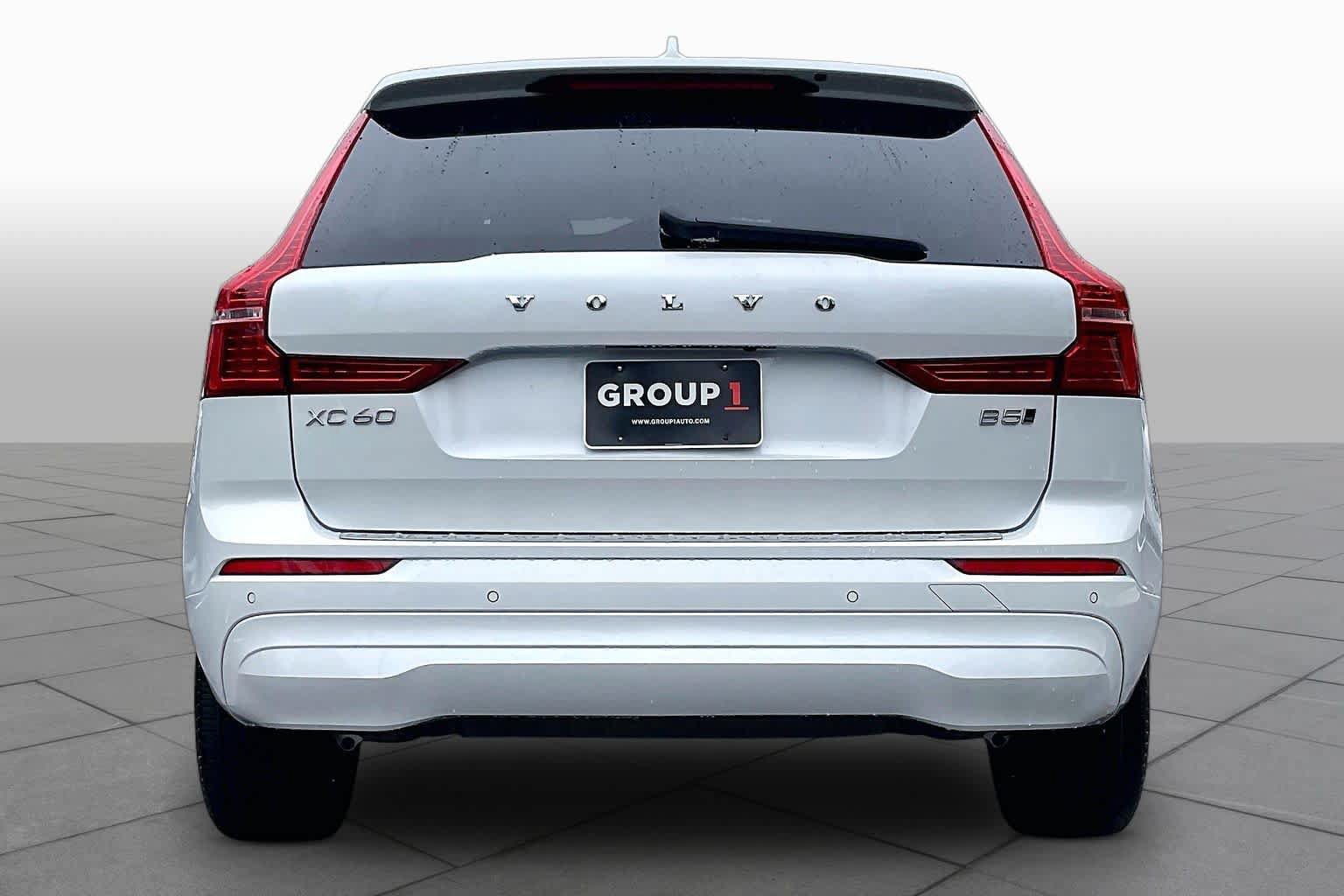 Used 2022 Volvo XC60 B5 Momentum w/ Climate Package AWD/4WD image 4