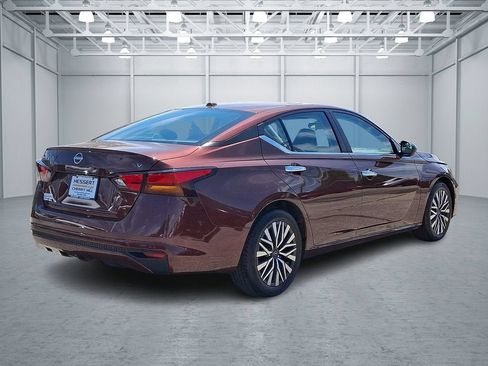 Used 2024 Nissan Altima 2.5 SV FWD image 5