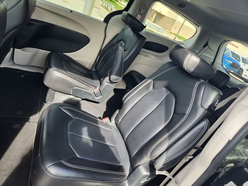 Used 2023 Chrysler Pacifica Touring-L FWD image 7