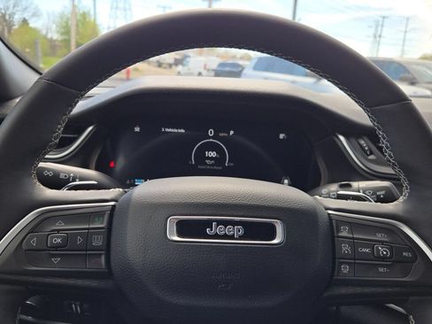 Used 2024 Jeep Grand Cherokee Altitude RWD image 36
