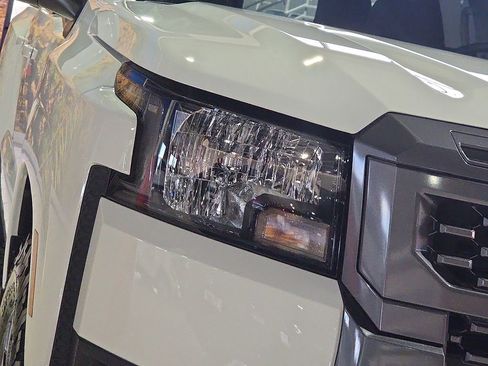 Used 2025 Nissan Frontier SV image 8