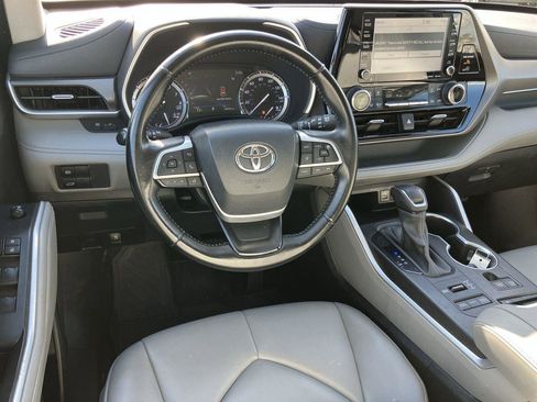 Used 2022 Toyota Highlander XLE AWD/4WD image 15