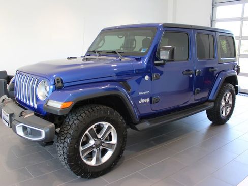 Used 2018 Jeep Wrangler Unlimited Sahara w/ LED Lighting Group AWD/4WD image 11