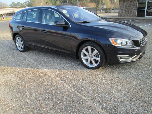 Used 2017 Volvo V60 T5 Premier w/ Convenience Package image 14
