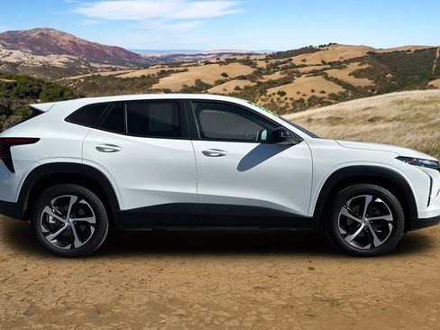 Used 2024 Chevrolet Trax RS w/ Sunroof Package image 3